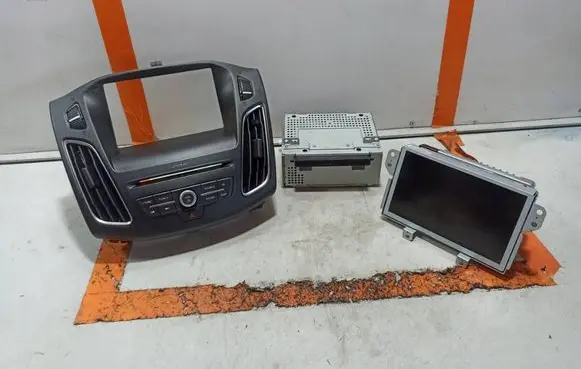 Ford Focus Radio/CD/DVD/GPS head unit F1BT18C815LH DM5T14F239AP