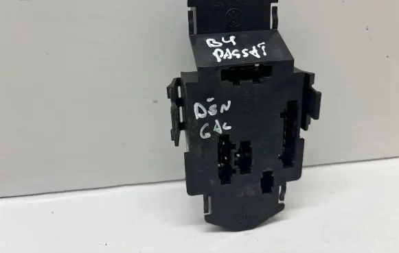 Volkswagen PASSAT B4 Tail light bulb cover holder 3A9945257