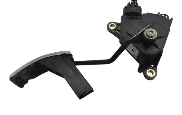 Accelerator throttle pedal