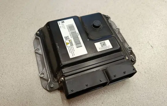 Opel Astra J Engine control unit/module 55577647 8275800888