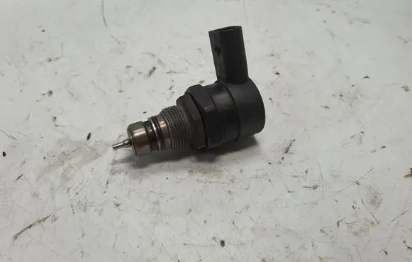 BMW 7 E65 E66 Fuel pressure regulator 0281002481 7788685 13537788685