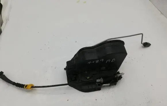BMW X3 E83 Front door lock 7167074