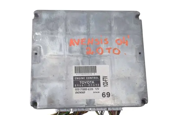 Toyota Avensis T250 Engine control unit/module 8966105690 1758006326 MB1758006326