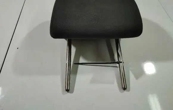 Volkswagen Golf V Front seat headrest 