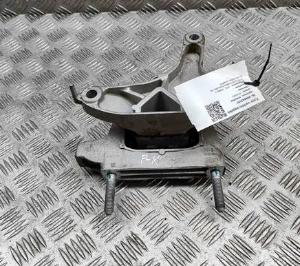 Opel Vivaro Engine mount bracket 9826551380