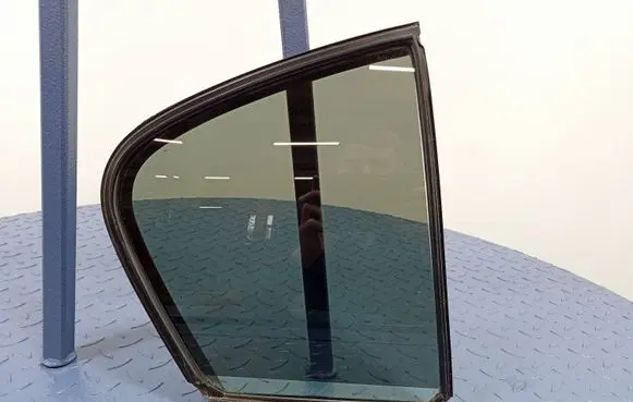 Infiniti G37 Rear door window glass