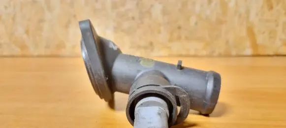 Volkswagen PASSAT B6 Engine coolant pipe/hose 03g121121d