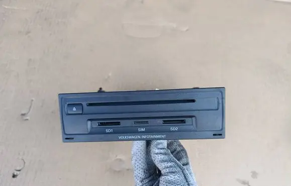 Volkswagen Touareg II Radio/CD/DVD/GPS head unit 7P6035670