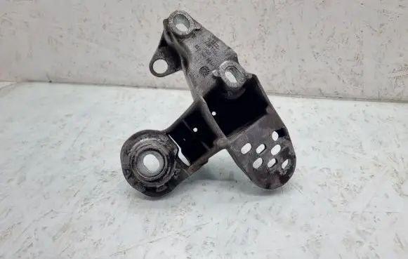 Audi A4 S4 B7 8E 8H Engine mounting bracket 8E0199351M