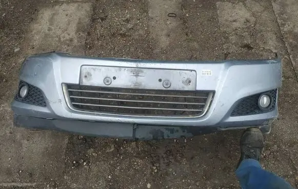 Opel Astra H Front bumper pilkas