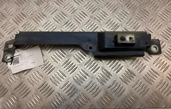 Volvo XC60 Fender mounting bracket 31424581