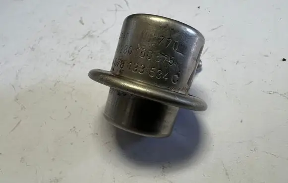 Audi A4 S4 B6 8E 8H Fuel pressure regulator 078133534C 0280160575