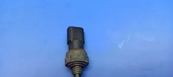 Mercedes-Benz E W211 Air conditioning (A/C) pressure sensor A2038300372 0563C