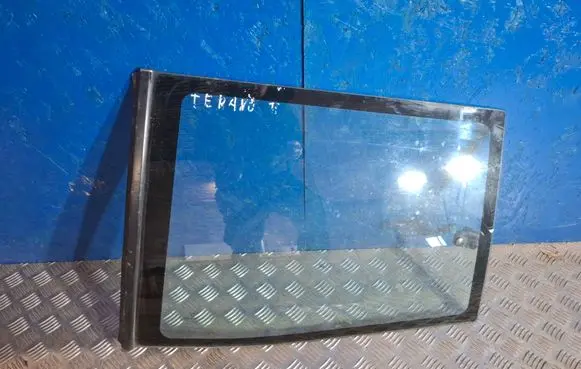 Nissan Terrano Side middle window/glass E943R000042