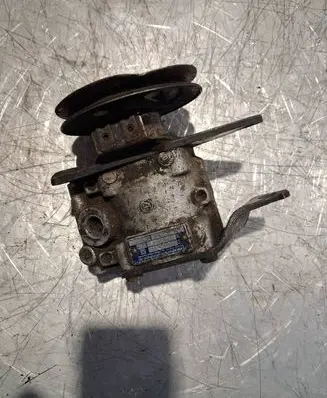 Volkswagen PASSAT B3 Power steering pump 7671955140