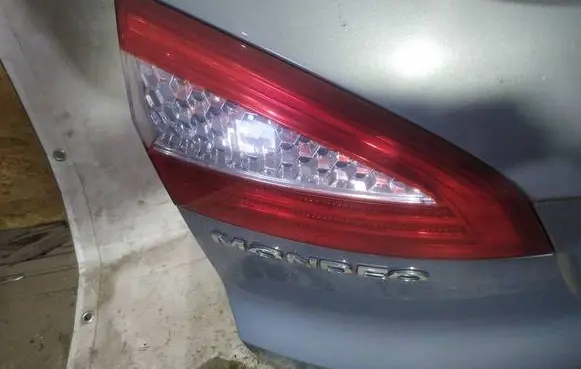 Tailgate rear/tail lights