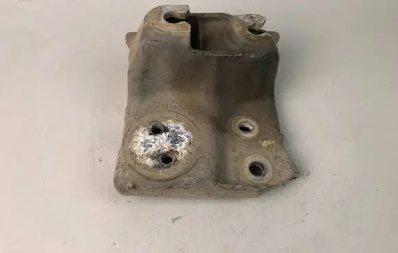 Subaru Legacy Engine mounting bracket