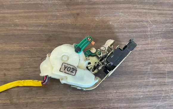 KIA Sorento Front door lock 030226
