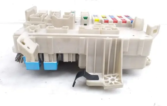 Toyota Camry Fuse module 8273033280