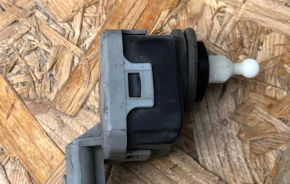 Opel Astra G Headlight level adjustment motor 90590665