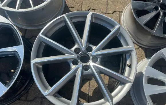 Audi Q3 8U R20 alloy rim 