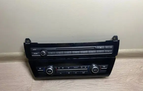 BMW 5 F10 F11 Climate control unit 9233635 923363501