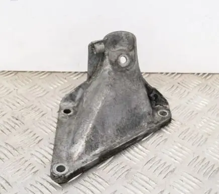 BMW 5 E60 E61 Engine mounting bracket 6761149