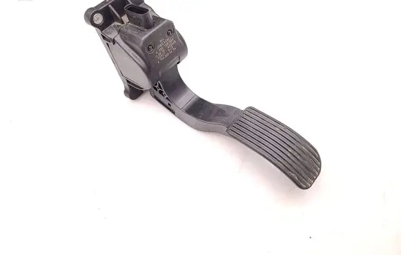 Accelerator throttle pedal