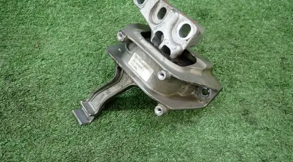 Volkswagen Tiguan Engine mount bracket 5WA199262H