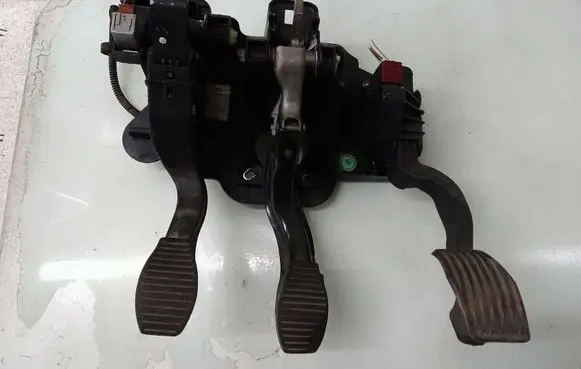 Opel Corsa D Pedal assembly 55703354 3801990165