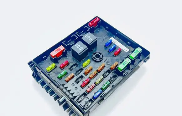 Volkswagen Tiguan Fuse module 3C0937125A 63595743