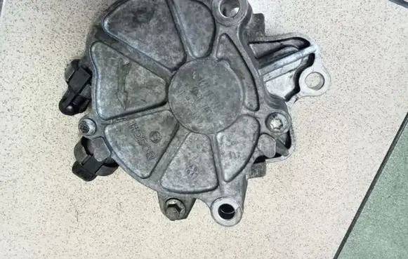Land Rover Discovery 3 - LR3 Vacuum pump 276DT