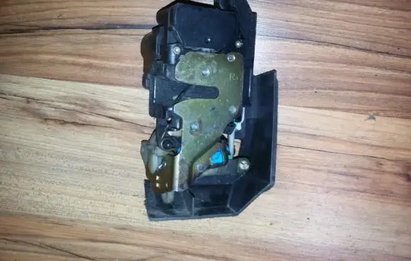 Alfa Romeo 156 Front door lock 18110242