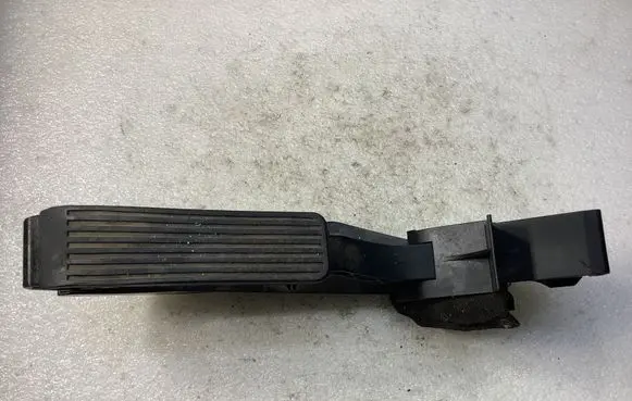 Mercedes-Benz E W211 Accelerator throttle pedal A2113000804