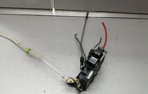Audi A8 S8 D2 4D Front door lock 8D1837015F