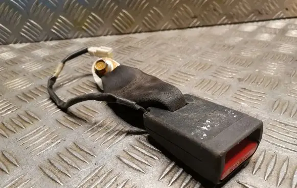 Nissan Pulsar Middle seatbelt buckle (rear) 