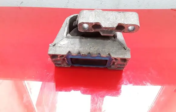 Volkswagen PASSAT B6 Engine mount bracket 1K0199262