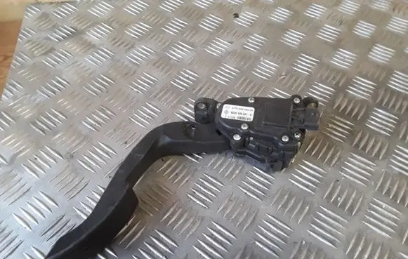 Renault Twingo II Accelerator throttle pedal 6PV00908504 8200426241