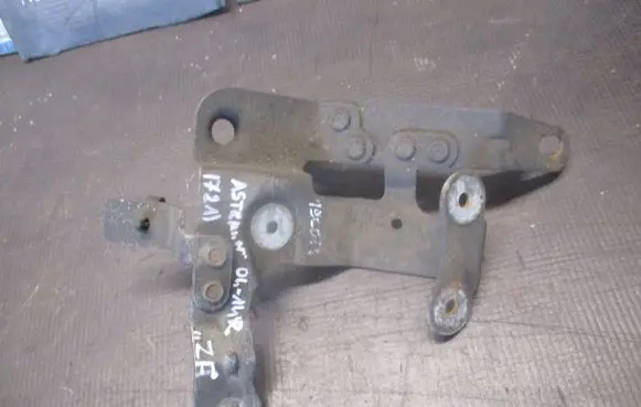 Opel Astra H Power steering pump mounting bracket 13192898