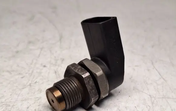 BMW X5 E53 Fuel pressure sensor 0281002497 13537787167