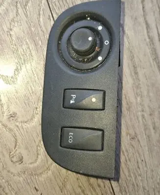 Dacia Sandero Wing mirror switch 684934791R