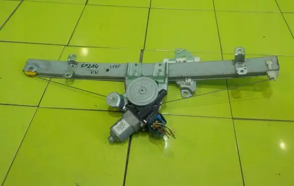 Nissan Leaf I (ZE0) Front door window regulator with motor 807313NA1A