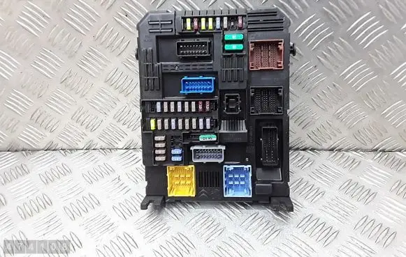 Opel Mokka X Fuse module 9832881080