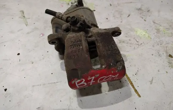 Volkswagen PASSAT B7 Rear brake caliper 