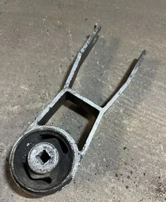 Land Rover Freelander Engine mount bracket