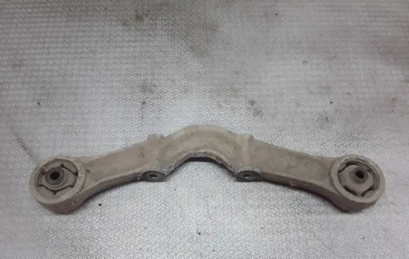 Mitsubishi Pajero Rear differential/diff mount bracket 