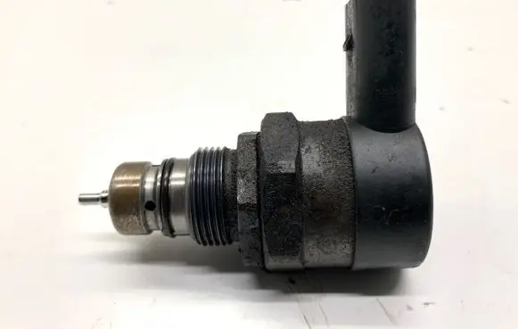 Volkswagen Transporter - Caravelle T5 Fuel pressure regulator 057130764H