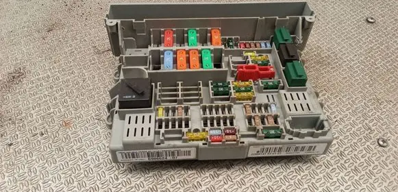 BMW 1 E81 E87 Fuse module 6906624