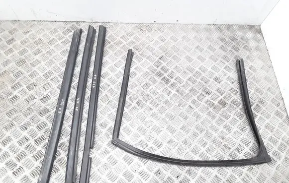 Jaguar XJ X350 Front door rubber seal