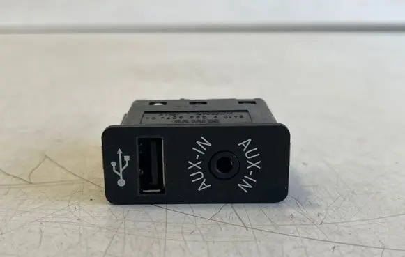 BMW X6 F16 USB socket connector 9266607